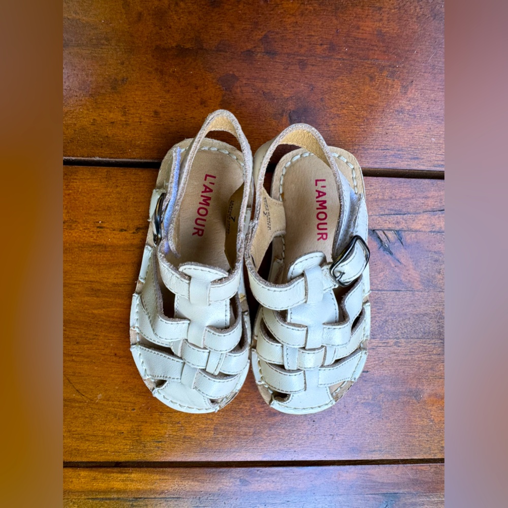 L’Amour fisherman sandals in off white. Youth size 7 and in mint condition!